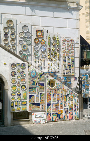 Piazza del Duomo dans la ville d'Amalfi présentoir mural céramique situé à côté de l'entrée de la boutique et signe pour Delizie Odori e Spezie Salerno Campania Italie UE Banque D'Images