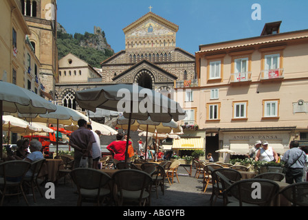 Façade de fronton de la cathédrale catholique romaine médiévale d'Amalfi marches cachées par le bar en plein air café parasols dans la Piazza del Duomo Salerne Campanie Italie Banque D'Images