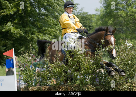 Trois jours de l'événement Rider Nick Piper PA-24 Comanche White Red-black Trim participant à la phase de cross-country à l'essai 2007 Cheval Bramham Banque D'Images