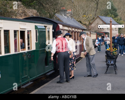 Les passagers d'restauré vieux wagons de train, en Tan-y-Bwlch sur le patrimoine de la station de chemin de fer à voie étroite de Ffestiniog Banque D'Images