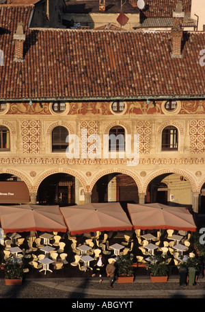 Vue vers le bas de l'arcade sur la Piazza Ducale Vigevano Italie Banque D'Images