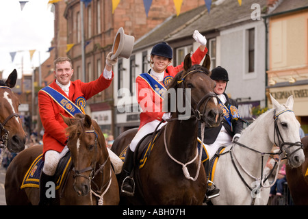 Annan Équitation des Marches Cornet et cornets Lass sur les chevaux en agitant à la foule sur Annan High Street Ecosse Banque D'Images