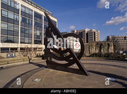 Tower Hill de toit de la station de métro avec cadran solaire sculpture London United Kingdom Banque D'Images