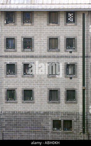 Vue extérieure de l'aile du bloc cellulaire à l'intérieur des murs de la prison de Cardiff South Wales UK Banque D'Images