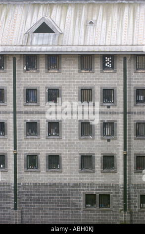 Vue extérieure de l'aile du bloc cellulaire à l'intérieur des murs de la prison de Cardiff South Wales UK Banque D'Images