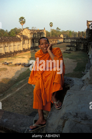 Monk posant sur étapes d'Angkor Wat, Siem Reap, Cambodge Banque D'Images