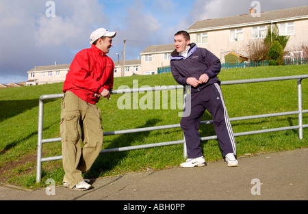 Les jeunes chômeurs hommes parler sur Gurnos Estate Merthyr Tydfil, South Wales Valleys UK Banque D'Images