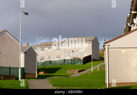 Logement sur Gurnos Estate Merthyr Tydfil, South Wales UK avec des barrières de sécurité Banque D'Images