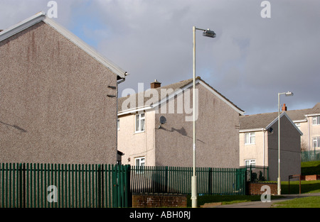 Logement sur Gurnos Estate Merthyr Tydfil, South Wales UK avec des barrières de sécurité Banque D'Images