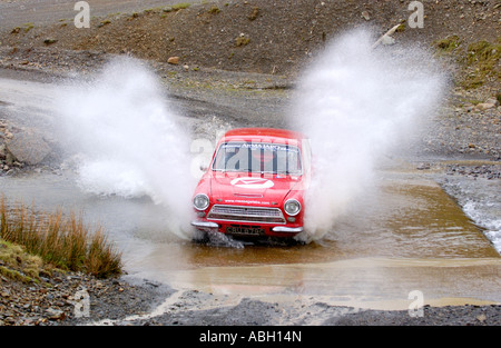 Les amateurs de rallye avec Ford Cortina Lotus Vintage voiture de rallye à l'agneau doux complexe Rallye Llangurig Powys Pays de Galles UK Banque D'Images