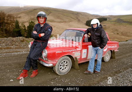 Les amateurs de rallye avec Ford Cortina Lotus Vintage voiture de rallye à l'agneau doux complexe Rallye Llangurig Powys Pays de Galles UK Banque D'Images