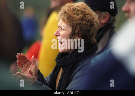 Femme criant encouragement pour les joueurs à un club de rugby local correspondent à Ebbw Vale Gwent Wales UK GO Banque D'Images