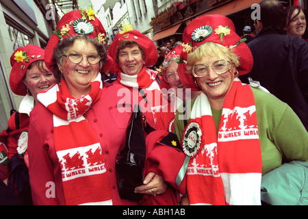 Fans de rugby gallois femmes costume porter avant un match international au Millennium Stadium Cardiff South Wales UK Banque D'Images