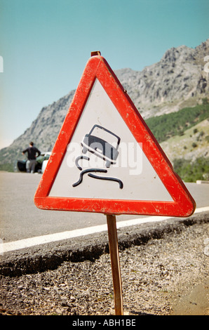 Un panneau routier sur une route de l'Andalousie en Espagne avertissement du danger d'une conduite sur le bord de routes de montagne Banque D'Images