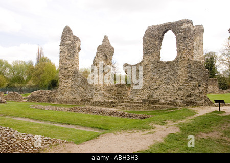 Les vestiges de pierre de l'ancienne abbaye dans le jardins de l'abbaye de Bury St Edmunds, Suffolk, UK Banque D'Images