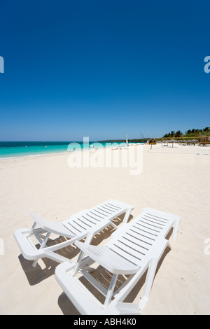 Vide de chaises longues sur la plage de Playa Esmeralda, Guardalavaca, Holguin, Cuba, Caraïbes Banque D'Images