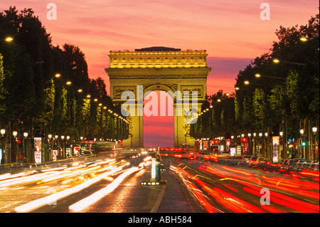 La circulation sur les Champs-elysées avec l'Arc de Triomphe à Paris au crépuscule Banque D'Images