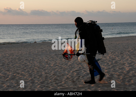 Scubadiver prépare à aborder l'ocean Banque D'Images