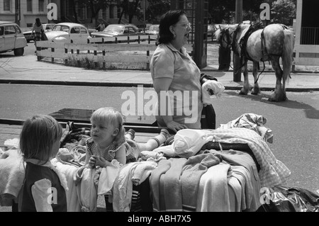 Portobello Road notant Hill Gate à l'ouest de Londres. Un stand de marché de vêtements d'occasion dans 'Rag and Bone' Mans cheval attaché aux années 1975 1970 UK HOMER SYKES Banque D'Images