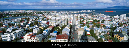 Vue sur l'église Hallgrimskirkja de Reykjavik en Islande Banque D'Images