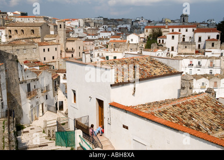 Les Pouilles en Italie Monte Sant Angelo Enfants jouant dans porte à la poupée HOMER SYKES Banque D'Images