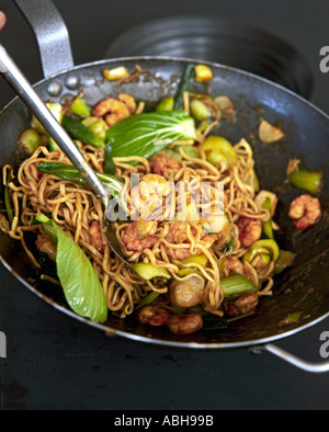 Sauté Oriental de fruits de mer et les légumes avec des nouilles Banque D'Images