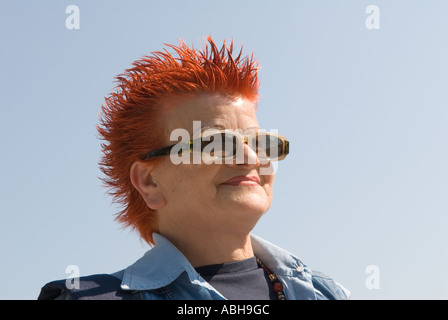 Dame plus âgée avec une coiffure punk rouge teinte HOMER SYKES Banque D'Images