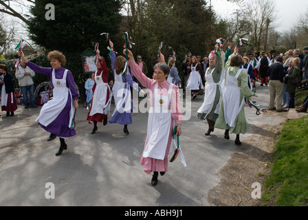 Femmes Morris danse les noeuds de mai, Mesdames Morris équipe de danse, Vendredi Saint, Rose Cottage Inn Alciston, Sussex. Angleterre 2006 HOMER SYKES Banque D'Images