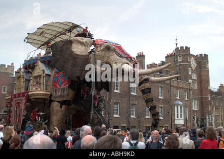 Les Sultans éléphant. Par le théâtre de rue Royal de Luxe en face de St James's Palace, Londres, Angleterre Banque D'Images