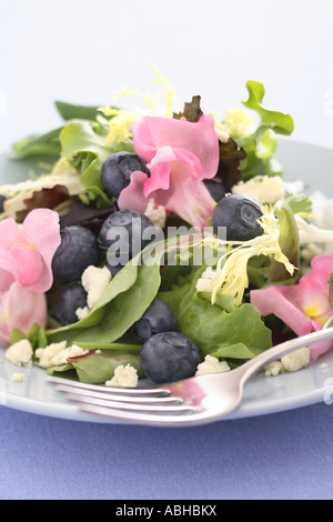 Salade avec les bleuets et des gueules Banque D'Images