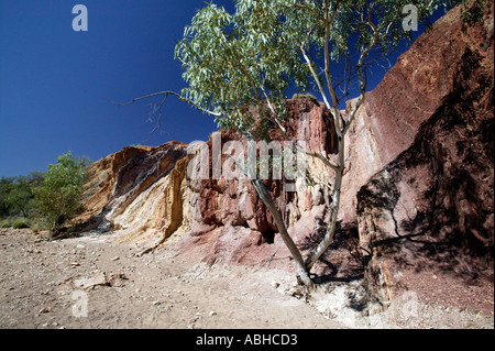 Fosses ocre West MacDonnell Ranges en Australie Territoire du Nord Banque D'Images