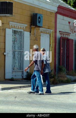 Deux vieux hommes noirs marcher dans une rue de Bonaire Banque D'Images