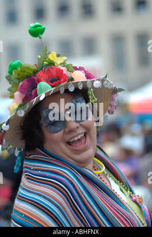 Femme portant un chapeau et souriant à San Antonio Banque D'Images