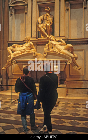 Florence Toscane Italie Chapelles des Médicis de l'église San Lorenzo tombe de Lorenzo Duc d'Urbino par Michel-ange dans la nouvelle sacristie Banque D'Images