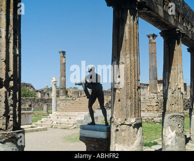 Pompéi, Italie. Statue d'Apollon l'Archer en cour de temple d'Apollon. Banque D'Images