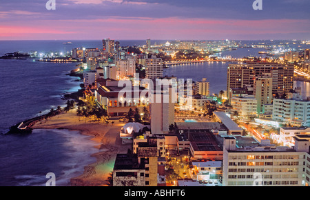 San Juan Puerto Rico Vue sur El Condado de nuit Banque D'Images