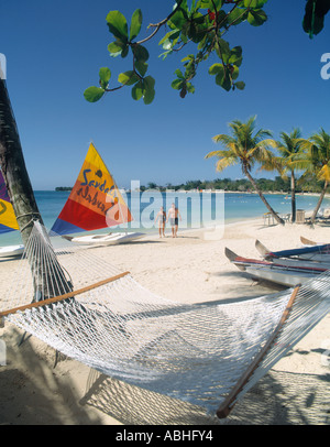 Negril, Jamaïque. Plage de sable blanc au Sandals Negril Beach Resort and Spa à Seven Mile Beach Banque D'Images