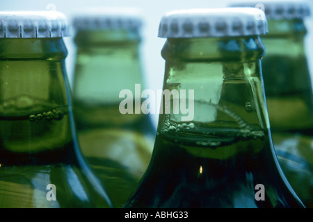 Close up of bottle tops sur verre vert 25cl de petites bouteilles de bière française prises à Rennes France Banque D'Images