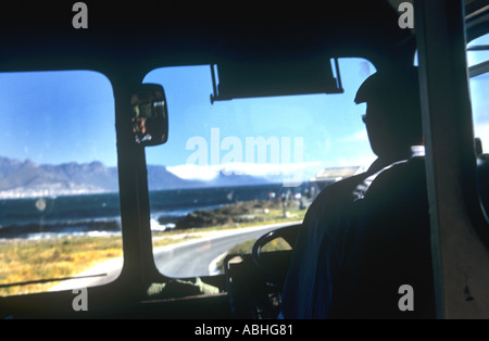 Tour bus driver et ex-détenu à la prison de Robben Island home à Nelson Mandela, près du Cap, Afrique du Sud Banque D'Images