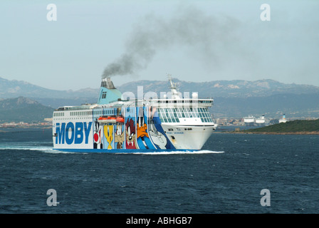 Port Olbia Sardaigne Moby Lines Ferry Wonder couverts dans les graphiques illustrant les personnages de dessins animés en partant pour la mer ouverte Banque D'Images