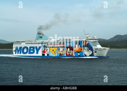 Olbia Sardaigne Moby Lines Ferry représentant graphique étonnant de personnages de dessins animés en partant pour la mer ouverte Banque D'Images