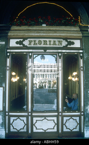 L'homme à l'intérieur fenêtre café-café Florian historique de la Place St Marc à Venise Italie Banque D'Images