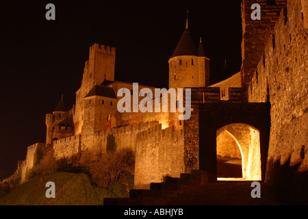 Porte d'Aude, la Cite, Carcassonne, France la nuit Banque D'Images