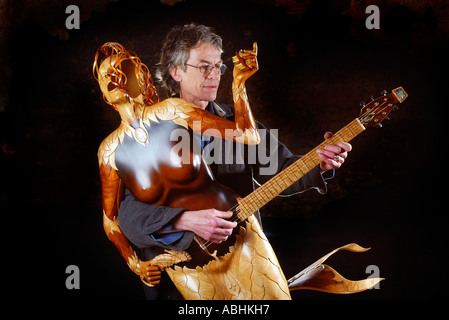 Andy luthier Manson avec sa sirène création Banque D'Images