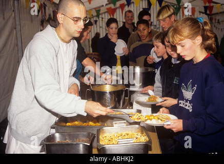 Les membres du comité du temple Hare Krishna à Watford servent un repas gratuit pour les visiteurs de l'école, en Angleterre Banque D'Images