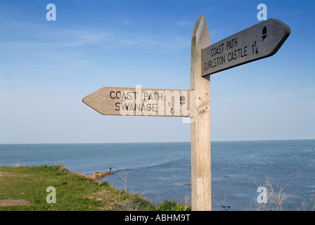 Panneau en bois pour Coast Path, Swanage, Dorset, Château et Duriston en avril 2007 Banque D'Images