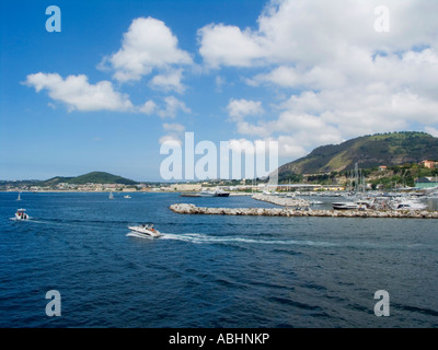 Le port de Pozzuoli avec Monte Nuovo sur le backgrond Banque D'Images