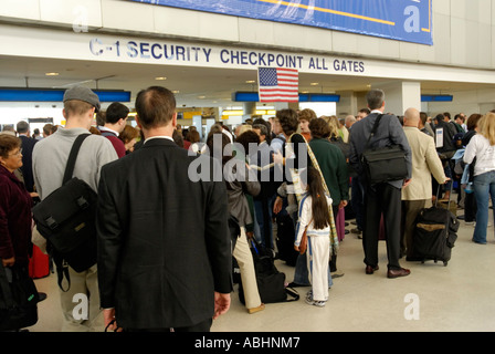 La ligne de contrôle de sécurité, l'aéroport de Newark, NJ Banque D'Images