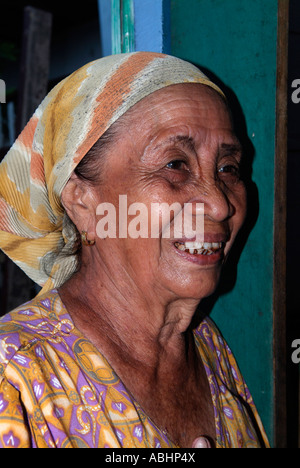 Portrait de l'Indonesian woman smiling in Manado Sulawesi du Nord Banque D'Images