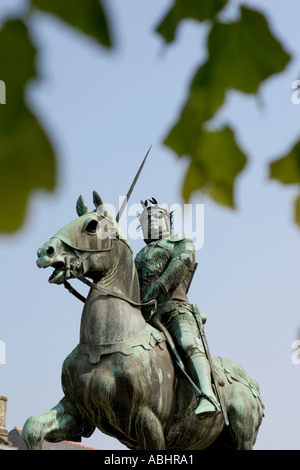 Statue de Bertrand du Guesclin en la place principale de Dinan Bretagne France qui était connétable de France Banque D'Images